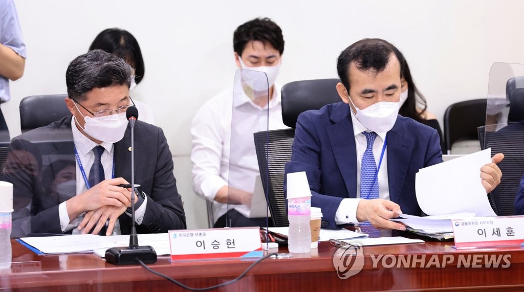 물가에앉아 이미지