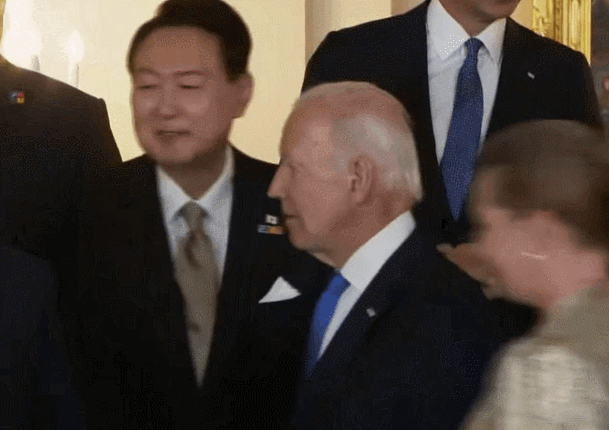 윤석열 대통령과 조 바이든 미국 대통령의 짧은 악수 인사가 언론을 통해 보도되자 온라인 상에서는 ‘두 사람이 진짜 악수를 한 게 맞느냐’는 글들이 잇따라 게재됐다. 유튜브 캡처