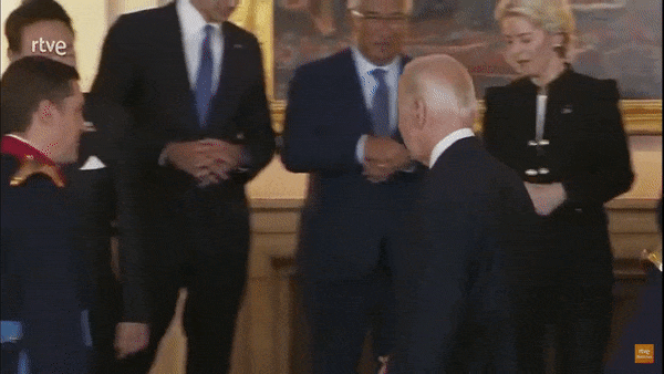 조 바이든 미국 대통령이 지난 28일(현지시간) 북대서양조약기구(NATO) 정상회의에서 윤석열 대통령에게 ‘노룩(No Look) 악수’를 청하는 모습이 포착됐다. 스페인 방송매체 RTVE 공식 유튜브