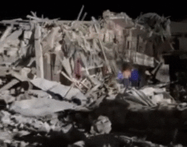 러시아군의 미사일 공습으로 폐허가 된 우크라이나 오데사 한 건물. 주민들이 망연자실한 표정으로 이를 바라보고 있다. /트위터