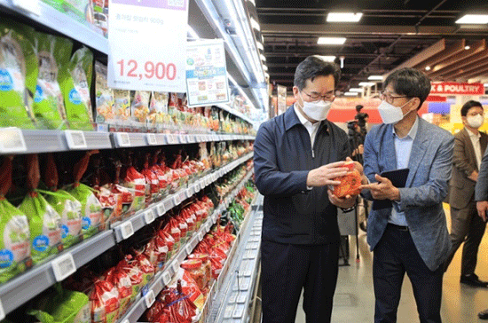 정황근 농식품부 장관이 1일 이마트 세종점을 찾아 비닐로 포장된 김치를 살펴보고 있다.  (농식품부 제공)