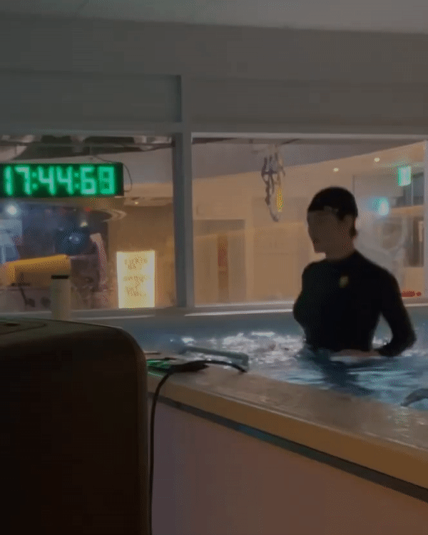 배우 김혜수가 수중 러닝을 하는 모습을 공개했다. /사진=김혜수 인스타그램