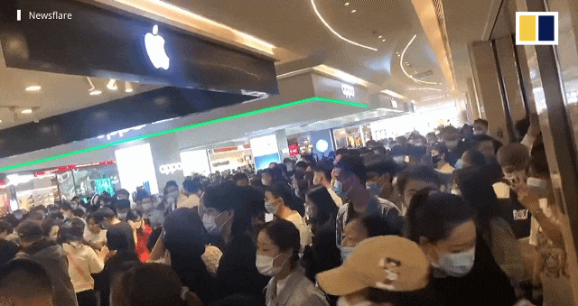 ‘아이폰13’ 시리즈가 출시된 지난해 9월, 중국의 한 쇼핑몰에 아이폰을 사러 온 소비자들이 줄을 서있다. [사우스차이나모닝포스트 유튜브]