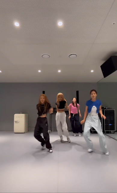 소녀시대 유리, 윤아, 효연, 수영의 안무 영상이 공개돼 화제를 모으고 있다. [사진=소녀시대 유리 인스타그램 캡쳐]