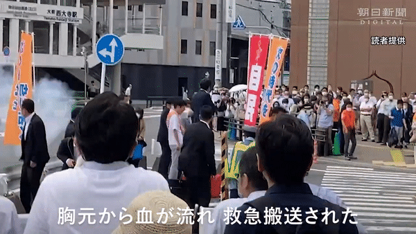 8일 일본 나라(奈良)현 나라시에서 아베 신조(安倍晋三·68) 전 일본 총리가 용의자가 쏜 산탄총을 맞는 당시의 모습. [유튜브 '朝日新聞社' 채널 캡처]