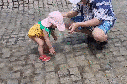 딸아이가 손으로 물을 첨벙대며 즐거워하고 있습니다./ 사진=오세성 기자