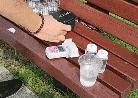 분수에서 채취한 물의 잔류염소를 측정하는 모습. 잔류염소와 탁도 등은 현장에서 측정하고 대장균 등의 검사는 실험실에서 이뤄집니다./사진=오세성 기자