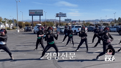 중년 여성들의 치열한 삶을 치하하고 그들의 이미지를 긍정적인 방식으로 풀어내기 위해 30여 명의 미국 한인 아줌마가 춤을 추기 시작했다. 미국 샌디에이고의 중년 여성 댄스 공연팀 Ajumma EXP다. Ajumma EXP 제공