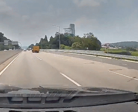 지난 10일 A씨가 운전하는 차량에 화물차 판스프링으로 추정되는 물체가 날아들고 있다. A씨 제공