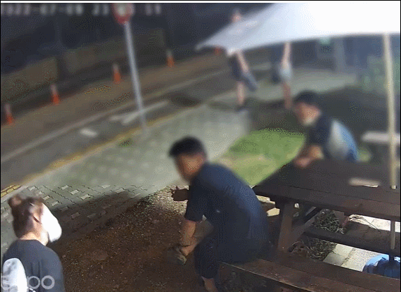 편의점주 A씨가 금연구역이니 담배를 꺼달라고 손님에게 부탁하고 있는 모습. 인스타그램 캡처
