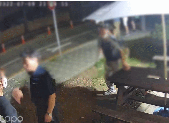 편의점주 A씨의 담배를 꺼달라는 부탁에 뺨을 때리는 등 폭행을 가하고 있는 손님의 모습. 인스타그램 캡처