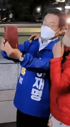 5월16일 이재명 의원의 서울 마포구 홍대 유세 현장에서 한 여성 지지자가 볼뽀뽀를 시도하려는 모습 ⓒ온라인 커뮤니티