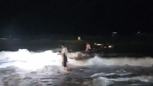 물에 빠진 군인 구조 중인 모습〈사진제공=충남소방본부〉