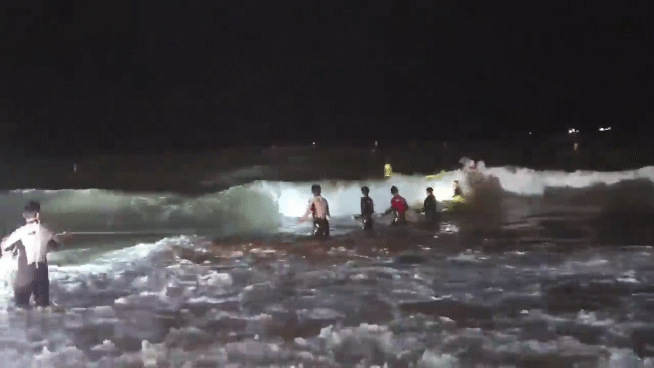 물에 빠진 군인 구조 중인 모습〈사진제공=충남소방본부〉