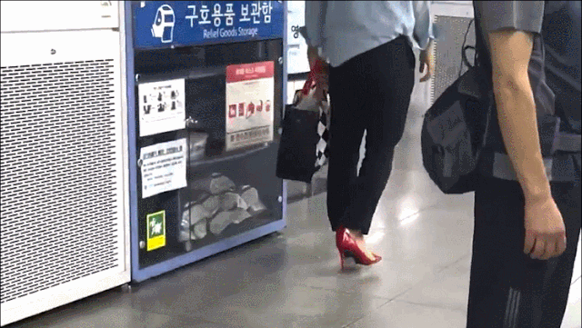 지난 6일 유동 인구가 많은 서울역에서 빨간 하이힐을 신은 남성의 모습. 윤진현 인턴기자