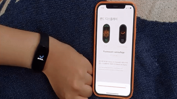 샤오미 미밴드7를 스마트폰에 연동해 워치페이스를 변경하는 모습 /사진=백유진 기자 byj@