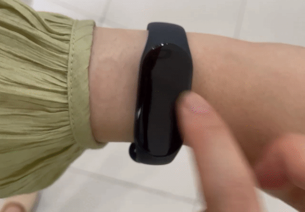 샤오미 미밴드7로 운동 측정을 하다 정지할 때는 3초 이상 버튼을 눌러줘야 한다./사진=백유진 기자 byj@