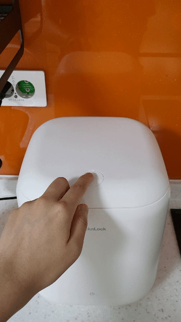 15일 취재진이 락앤락 음식물 쓰레기 냉장고의 뚜껑을 열고 있다.© 뉴스1 신윤하 기자