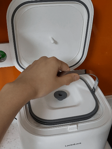 15일 취재진이 락앤락 음식물 쓰레기 냉장고의 내통을 꺼내고 있다. © 뉴스1 신윤하 기자