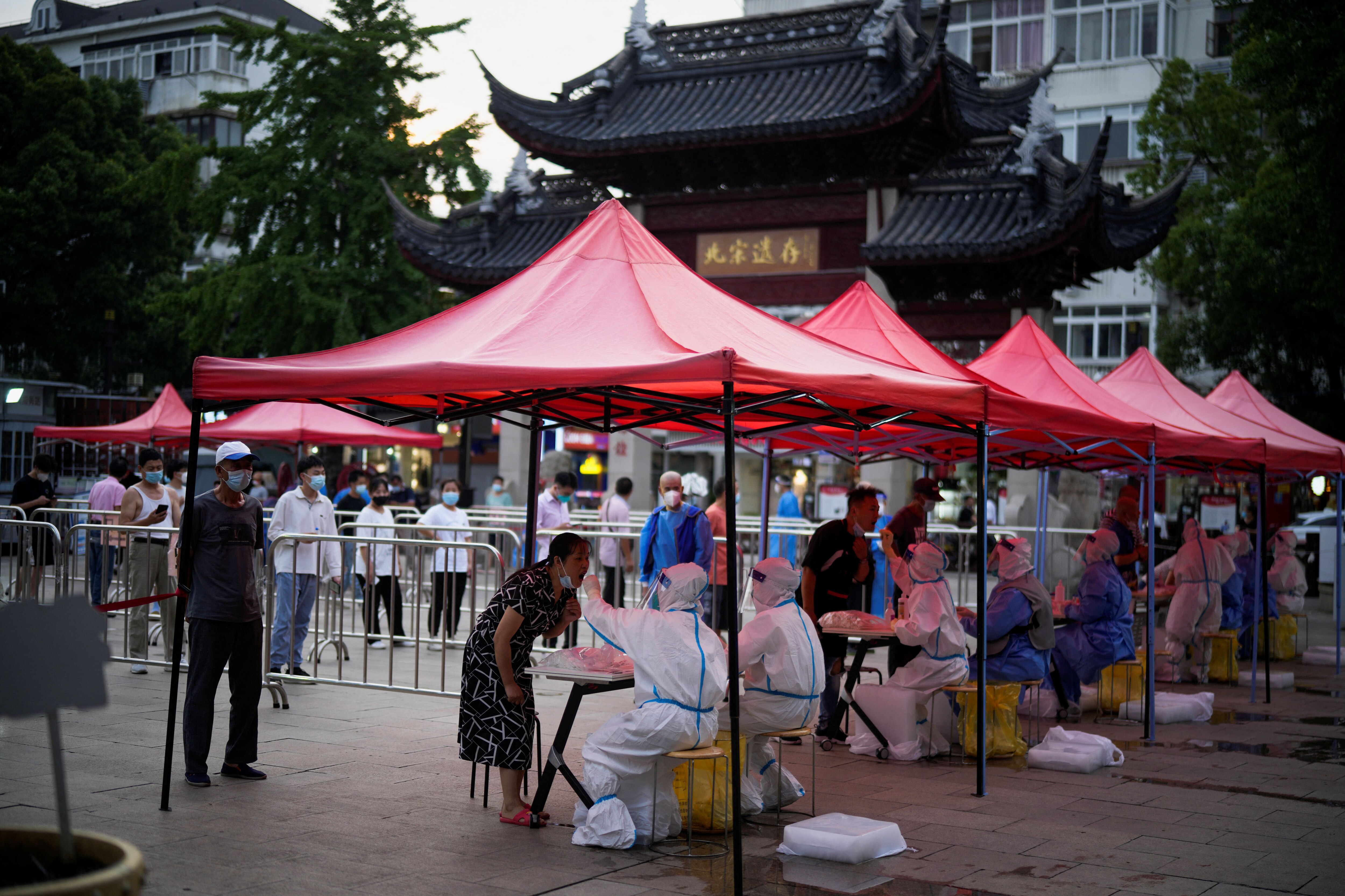 12일 중국 상하이 시내 진료소에서 주민들이 줄지어 신종 코로나 바이러스 감염증(코로나19) 검사를 받고 있다. /연합뉴스