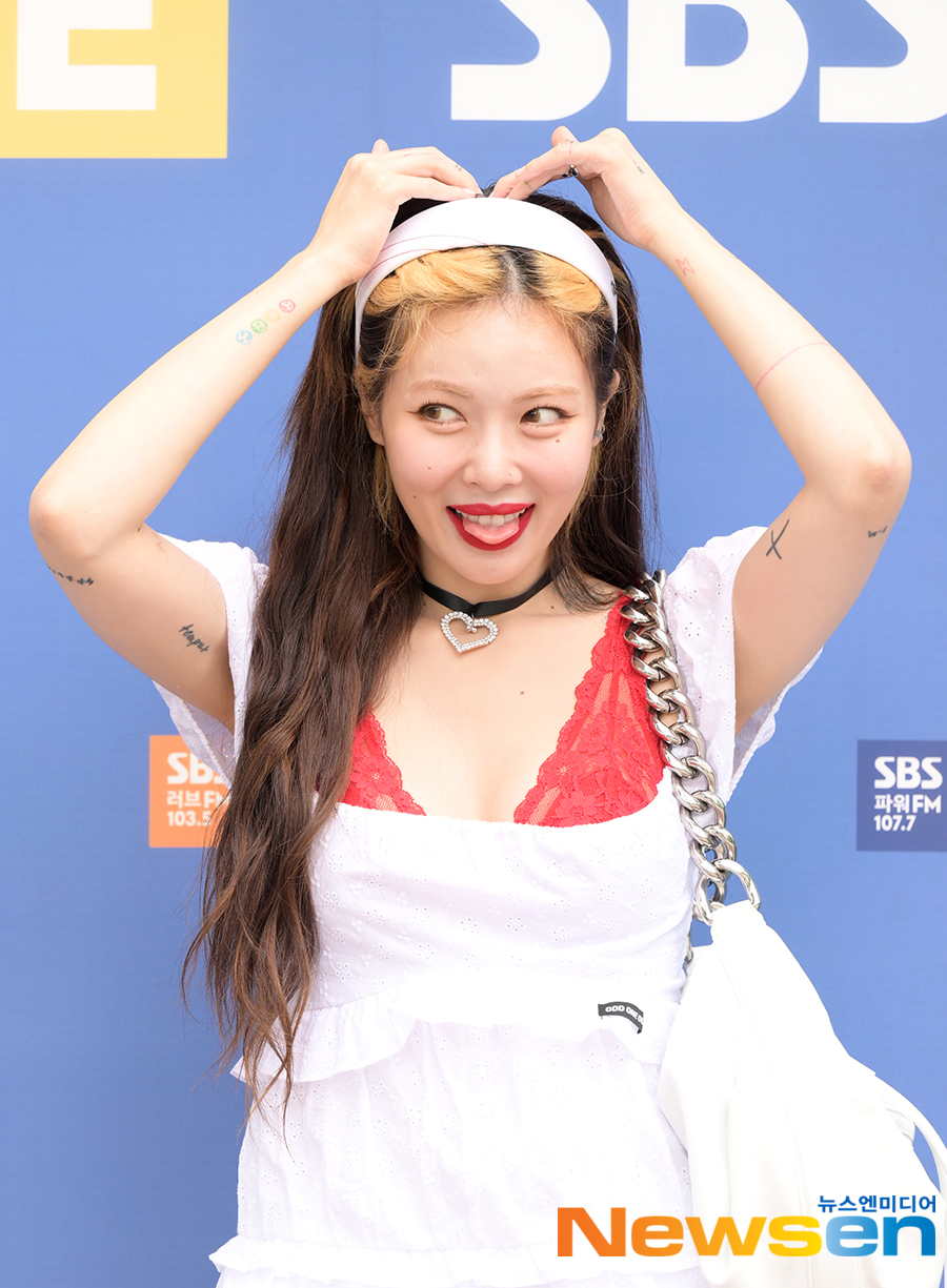 현아, 의상은 과감하게 표정은 수줍게~[포토엔HD]