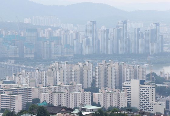 지난 15일 한국부동산원 조사에 따르면 6월 전국 주택종합 매매가격은 전월 대비 0.01% 하락했다. 특히 주택유형별로 보면 전국 아파트값이 지난달 0.10% 떨어져 전월(-0.05%) 대비 낙폭이 2배로 커졌다. 사진은 17일 서울 남산에서 바라본 아파트 단지. [연합뉴스]