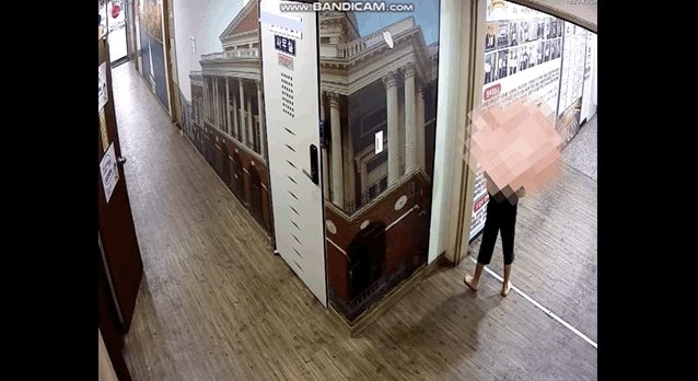 건물 복도에 소변을 보고 도망가는 소년. /사진=온라인 커뮤니티