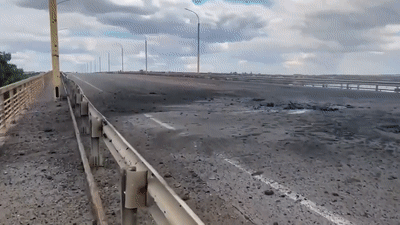 우크라이나군의 폭격으로 심한 손상을 입은 남부 헤르손의 안토노우스키다리. [유튜브 'Warthog Defense' 채널 캡처]