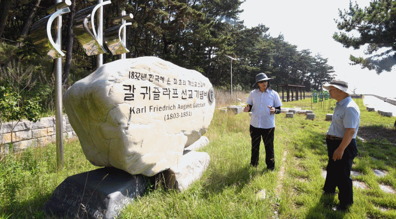 태안반도 남쪽 안면도와 영목항에서 약 3km, 삽시도에서 북쪽으로 4.5km, 대천항과 오천항에서 각각 16km 지점 떨어진 해상에 있으며, 옛 집터가 많아 고대도라는 이름으로 불렸다. 독일인 개신교 선교자 칼 귀츨라프가 우리나라를 방문하면서 최초로 기독교 선교가 이루어진 섬이다.