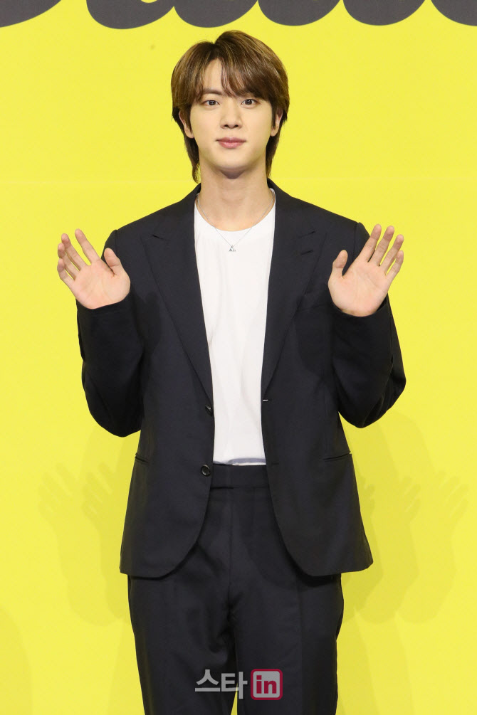 방탄소년단 진, 테니스 삼매경..제이홉