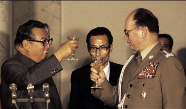 지난 1984년 5월 폴란드 바르샤바를 방문한 김일성(왼쪽) 북한 주석이 보이체흐 야루젤스키 폴란드 국가평의회 의장의 환대를 받고 있다.. /사진출처=SINONK닷컴