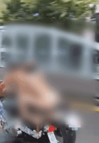 비키니 수영복을 입은 여성과 상의를 탈의한 채 오토바이 질주를 즐기는 남성 모습 /사진=SNS