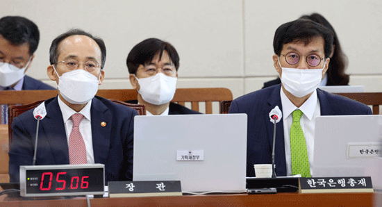 이창용 한국은행 총재가 1일 서울 여의도 국회에서 열린 기획재정위원회 전체회의에서 의원 질의에 답변하고 있다.(출처=연합뉴스)