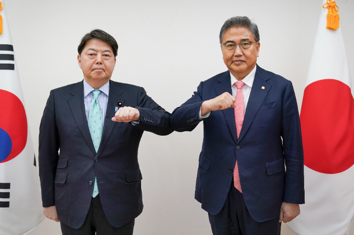 지난 5월 9일 박진 당시 외교부 장관 후보자(오른쪽)가 서울에서 하야시 요시마사 일본 외무상을 만나 팔꿈치 인사를 나누고 있는 모습. 외교부 제공