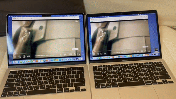 맥북 에어 신작(왼쪽)과 전작. 신작에는 노치 디자인이 적용돼 있는데, 영상을 재생했을 때 화면 크기 차이는 거의 없었다. /사진=백유진 기자 byj@