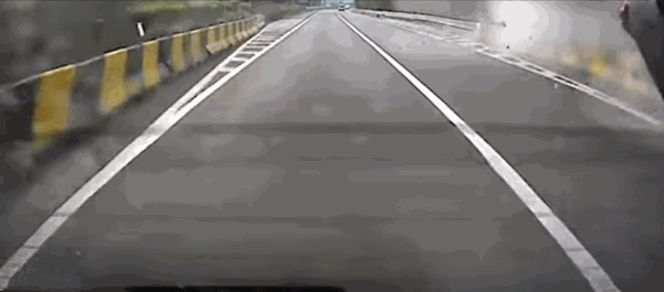 지난달 10일 오후 부산 방향으로 가는 한 터널에서 승용차가 1차선을 빠른 속도로 달리다 전복되는 사고가 발생했다./사진=경찰청 유튜브