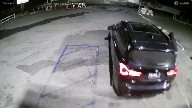 총성에 기겁한 강도 일당이 일행 1명을 태우지 않고 출발하려다 멈춰 뒷좌석에 탑승시킨 뒤 줄행랑 치고 있다. [폭스11]