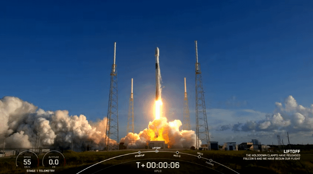 한국 첫 달탐사선 ‘다누리’가 5일(한국시간) 미국 플로리다주 케이프커내버럴 미 우주군기지에서 힘차게 이륙하고 있다.[스페이스X 유튜브]