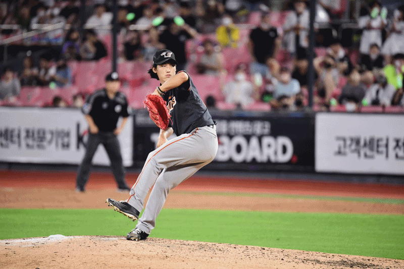 모자가 벗겨질 정도로 역동적인 투구를 펼치는 윤산흠.