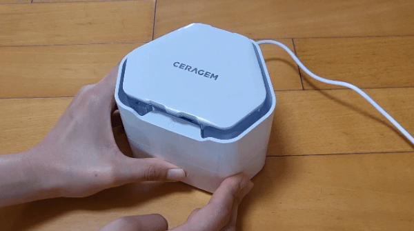 5일 취재진이 세라젬 세라봇 안심살균수기의 전원을 켜자 파란색 LED 조명이 들어왔다. ⓒ 뉴스1 신윤하 기자