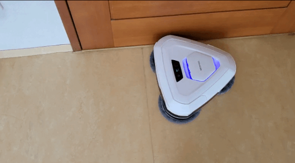 5일 세라젬 세라봇이 '벽면청소' 모드에 따라 움직이고 있다. ⓒ 뉴스1 신윤하 기자