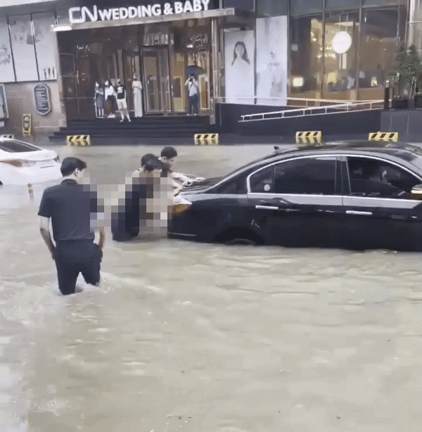 8일 인천 미추홀구 주안역 인근 침수된 도로에서 성인 남성 4명이 침수 차량을 밀고 있다. /사진=독자 제공