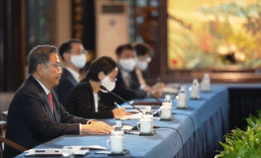 박진 외교부 장관이 9일 왕이 중국 국무위원 겸 외교부장과 중국 산둥성 칭다오에 있는 지모(?墨)고성 쥔란(君瀾)호텔에서 한중 외교장관 회담 확대회의를 갖고 있다. /사진=외교부 제공 영상 캡처