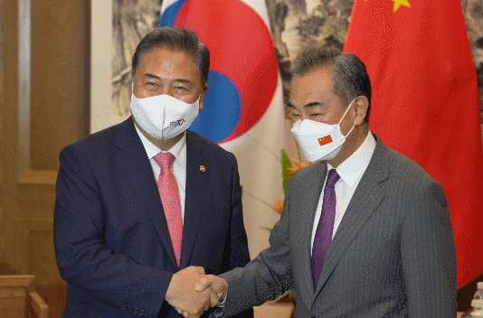 박진 외교부 장관이 9일 왕이 중국 국무위원 겸 외교부장과 중국 산둥성 칭다오에 있는 지모(?墨)고성 쥔란(君瀾)호텔에서 만나 기념 사진을 촬영하고 있다. /사진=외교부 제공 영상 캡처