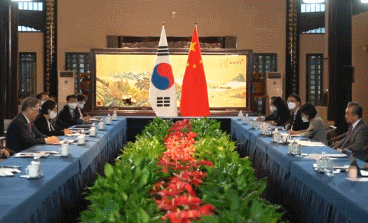 박진 외교부 장관이 9일 왕이 중국 국무위원 겸 외교부장과 중국 산둥성 칭다오에 있는 지모(?墨)고성 쥔란(君瀾)호텔에서 한중 외교장관 회담 확대회의를 갖고 있다. /사진=외교부 제공 영상 캡처