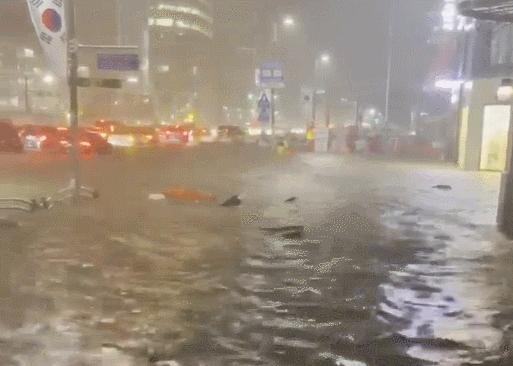 8일 서울 지역에 쏟아진 폭우에 도로가 마비된 모습. 독자 제공