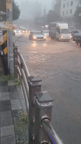 8일 인천에 폭우가 쏟아지면서 열차가 멈추거나 지하차도가 잠기는 등 호우 피해가 잇따랐다.  온라인 커뮤니티 캡처