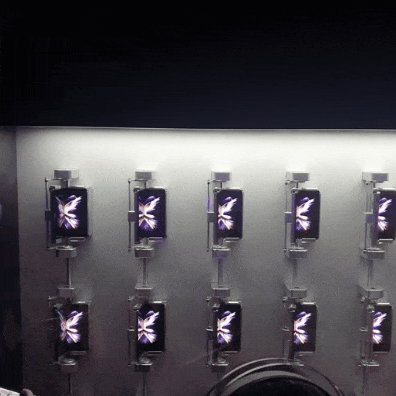 뉴욕 ‘갤럭시 체험관’에 있는 ‘갤럭시Z 폴드’ 시리즈의 내구성 테스트 시연. (영상=김정유 기자)