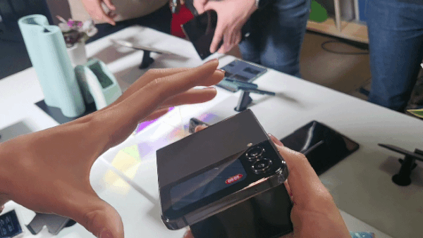 '퀵샷' 기능이 강화된 갤럭시Z플립4. 외부 화면으로 영상을 찍다 화면을 펼쳐도 영상 촬영이 계속된다..2022.08.10. 오현주 기자ⓒ 뉴스1