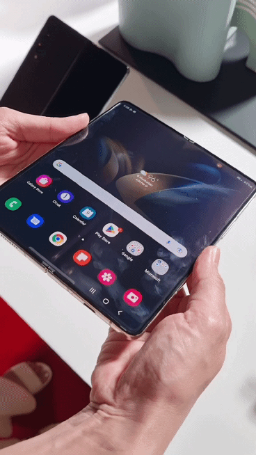 ‘갤럭시Z폴드4’ 화면 주름 모습. 뉴욕=김민지 기자